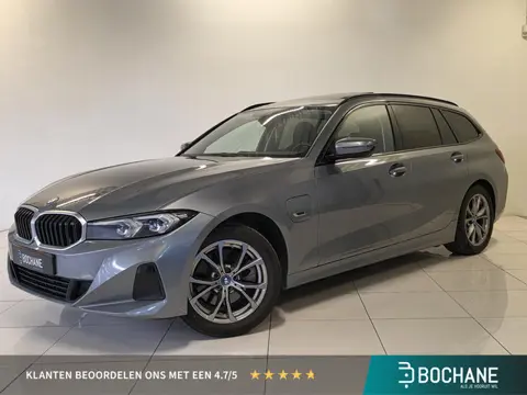 BMW 3-serie Touring 330e xDrive | Panoramadak | Trekhaak | Elektrische Achterklep | 96% SOH