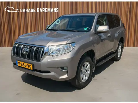 Toyota Land Cruiser 2.8 D-4D-F Challenger Window Van BEARLOCK