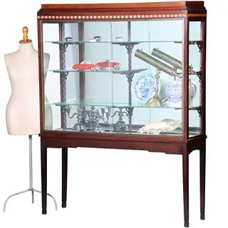 Art Deco vitrinekast in mahonie met contrasterende essenhouten golflijst ca 1915