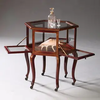 Hexagonaal vitrinetafeltje in notenhout met drie klepjes ca 1900