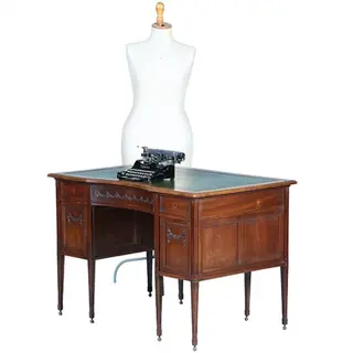 Klein mahonie bureau met gebogen frontline groen ingelegd ca 1890