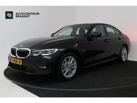 BMW 3-serie 330e Business Edition Plus (TREKHAAK, STOELVERWARMING, NAVIGATIE, PARKEERSENSOREN)