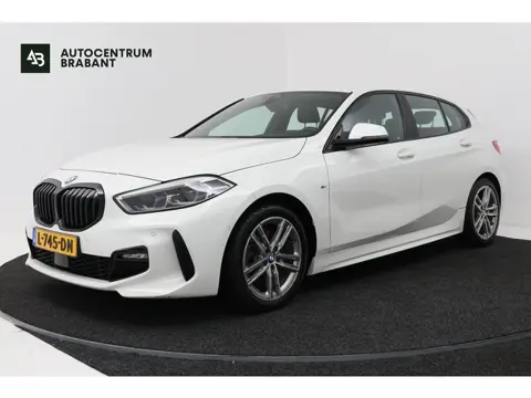 BMW 1-serie 118i High Executive (TREKHAAK, CAMERA, SFEERVERLICHTING, DEALER ONDERHOUDEN)