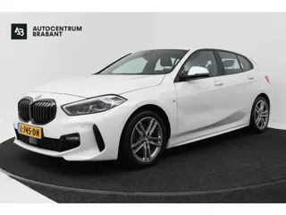 BMW 1-serie 118i High Executive (TREKHAAK, CAMERA, SFEERVERLICHTING, DEALER ONDERHOUDEN)