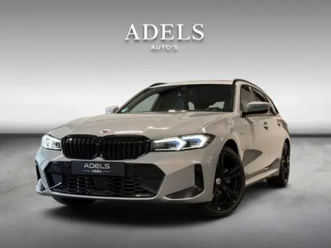 BMW 3 Serie Touring 330e xDrive M Sport Panodak HUD Trekhaak Harman Kardon Camera ACC Brooklyngrau