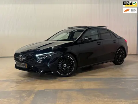 Mercedes-Benz A-klasse 180 AMG Line | FACELIFT | NAP | PANO | NIGHT | AMBIANCE