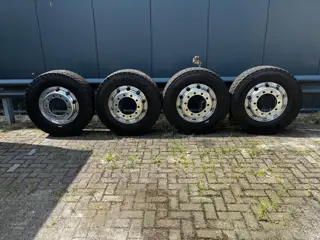 Alcoa's Alu velgen complete set inclusief nieuwe Michelin 315/70 banden