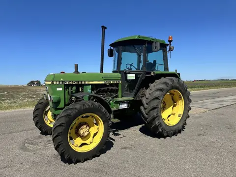 John Deere 3140