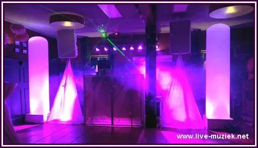 De drive-in-show voor een swingend personeelsfeest