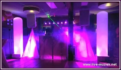 De drive-in-show voor een swingend personeelsfeest