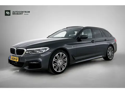 BMW 5-serie Touring 520i M-SPORT High Executive VOL(Dealer OnderH, Panorama, StoelV+Koel, Trekhaak, 