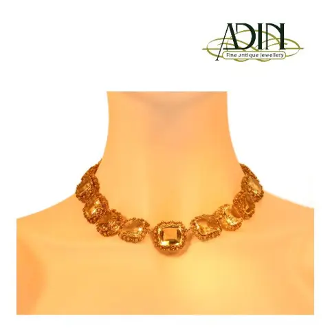 Gouden kettingen, hangers of colliers.