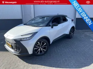 Toyota C-HR 1.8 Hybrid 140 First Edition , Bi-tone pearl white/zwart dak, Groot navigatie, 26.000 km