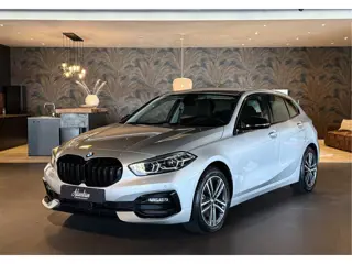 BMW 1-serie 118i Automaat I Navi I Sport Stoelen (bj 2022)