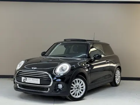 MINI 3-deurs 1.5 Cooper Chili, 136Pk, 2015, 2de eigenaresse, Panoramadak, LED koplampen, Parkeersens