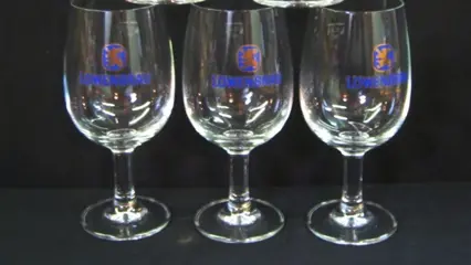 3 Löwenbräu bierglazen op voet, 0.4 liter, NW, met opdruk