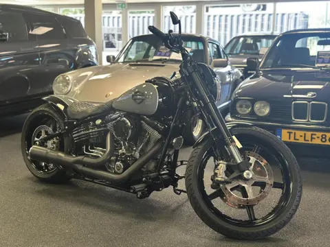 Harley Davidson 96 FXCW Softail Rocker Custom spuitwerk Vance & Hines 2-in-1 showbike-uitstraling