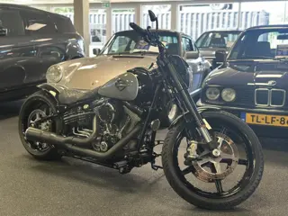 Harley Davidson 96 FXCW Softail Rocker Custom spuitwerk Vance & Hines 2-in-1 showbike-uitstraling