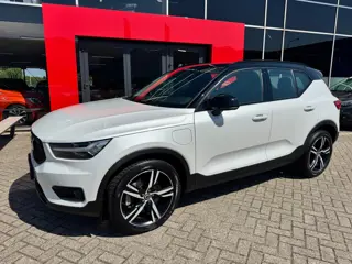 Volvo XC40 1.5 T4 Recharge R-Design Expression|Zwart dak|NL-auto|Elektr. stoelen met Memory|SOH 90%