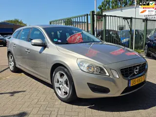 Volvo V60 1.6 T3 Momentum 1e eigenaar dealer onderhouden navigatie cruis control leerbekeleding