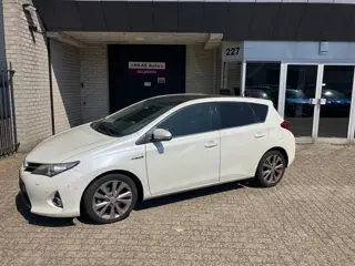 Toyota Auris 1.8 Hybrid Lease Pro / PANO DAK / DEALER SERVICED / NAVI / CLIMA / METALLIC