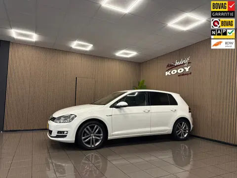 Volkswagen Golf 1.2 TSI CUP Edition * Navigatie / Xenon / LM Velgen / Parkeersensoren / NL Auto *