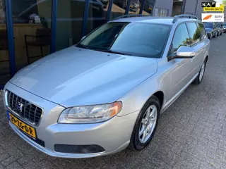 Volvo V70 2.5T Momentum Automaat LEER / PDC / TREKHAAK