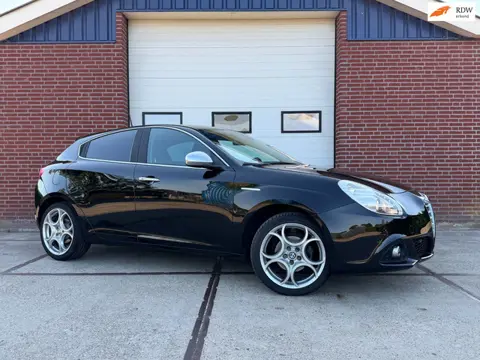 Alfa Romeo Giulietta 1.4 T Distinctive Cruise control Climate control Multimedia Trekhaak PDC V+A