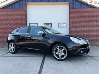 Alfa Romeo Giulietta 1.4 T Distinctive Cruise control Climate control Multimedia Trekhaak PDC V+A