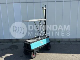 Berg elektrische transportwagen op luchtbanden met mechanische schaar.