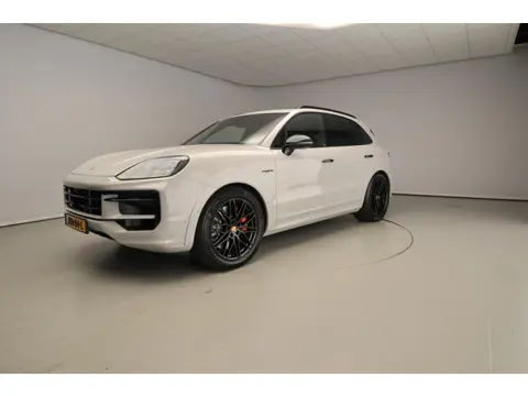 Porsche Cayenne 3.0 S E-Hybrid Black Edition | Sport Chrono | Luchtvering | Trekhaak | Pano | Passen