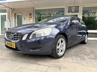 Volvo V60 1.6 T4 Momentum Navigatie full map/Cruisecontr./Elektr. climate contr./Verst.b. lederen mu