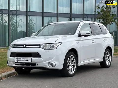 Mitsubishi Outlander 2.0 PHEV Executive Edition // NL Auto // Trekhaak // Navi // Camera // Leder //