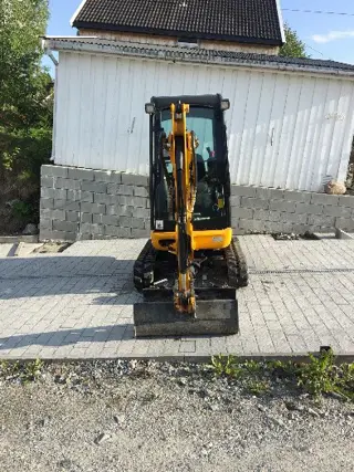 JCB 8018 minigraver met aanhanger en 3 emmers