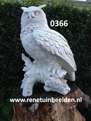 Uil op boomstam. nr 0366.