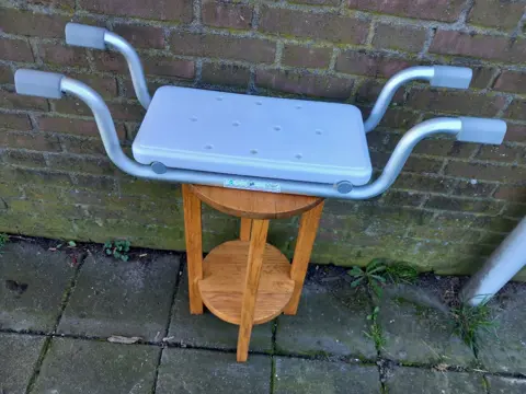 Badzitje - badstoeltje - anti-slip poten - stevig frame - wit