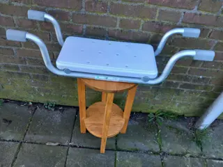 Badzitje - badstoeltje - anti-slip poten - stevig frame - wit