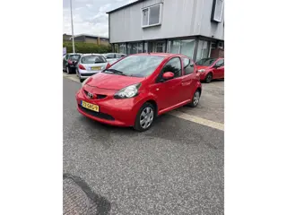 Toyota Aygo 1.0-12V + 5 Deurs,Airco. Keurig nette dealer onderhouden Aygo. Prijs is inclusief nieuwe