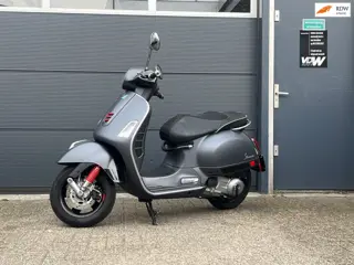 Vespa Scooter GTS 300 i.e. Touring ABS ASR 4373 km windscherm .