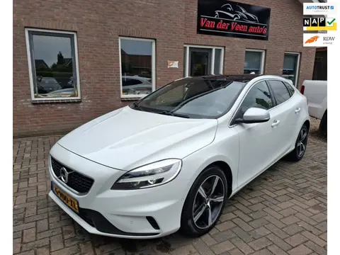 Volvo V40 1.5 T3 Polar+ Sport R-Design. Dealer onderhouden! O.a. pano, stoelverw, camera, trekhaak, 