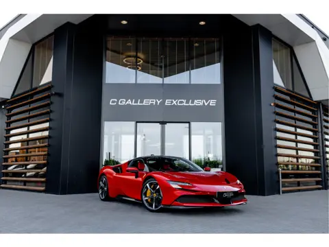 Ferrari SF90 Stradale 4.0 V8 - Origineel NL | Rosso Formula 1 | Lift | Carbon