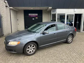 Volvo S80 2.5 T Momentum / NIEUW MODELJAAR / LEDER / NAVI / TREKHAAK / ALU VELGEN