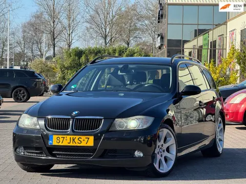 BMW 3-serie Touring 320d High Executive | Leder/stof sportstoelen | 18 inch | Xenon | Grootscherm | 