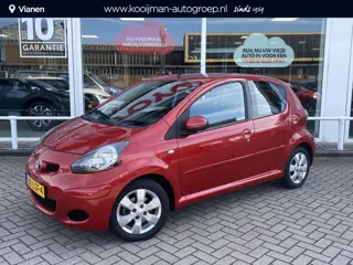 Toyota Aygo 1.0-12V Aspiration Red slechts 79288KM! Airco, luxe bekleding, LM velgen, leuke auto!