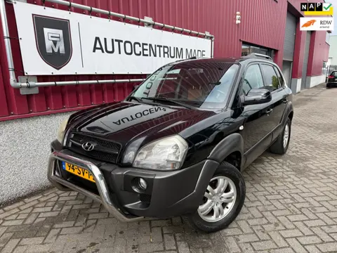 Hyundai Tucson 2.0i Style World Cup edition // Leer // Clima // PDC // Trk.Hk