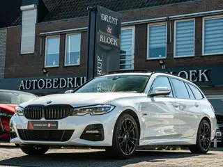 BMW 3 Serie Touring 320e xDrive M-Sport PANO 19 INCH CAMERA SHADOW LINE APPLE CARPLAY