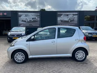 Toyota Aygo 1.0-12V + 5-deurs - 119.473 Kilometer - Elektrisch pakket - Apk t/m 29-07-2027