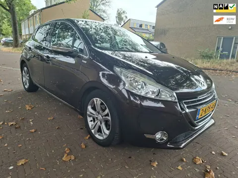 Peugeot 208 AUTOMAAT / Panoramadak / parkeersensoren / leuke auto