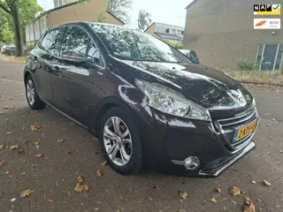 Peugeot 208 AUTOMAAT / Panoramadak / parkeersensoren / leuke auto