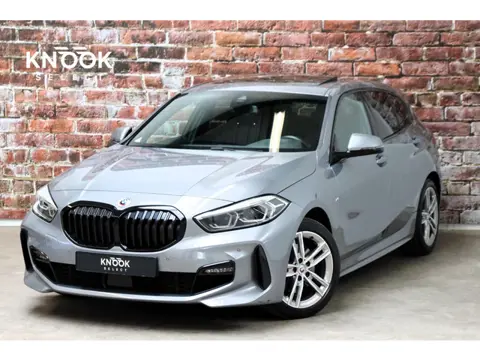 BMW 1-serie 118i M Sport Pakkt Automaat / Live Cockpit Professional / Panoramadak / Sportstoelen / A